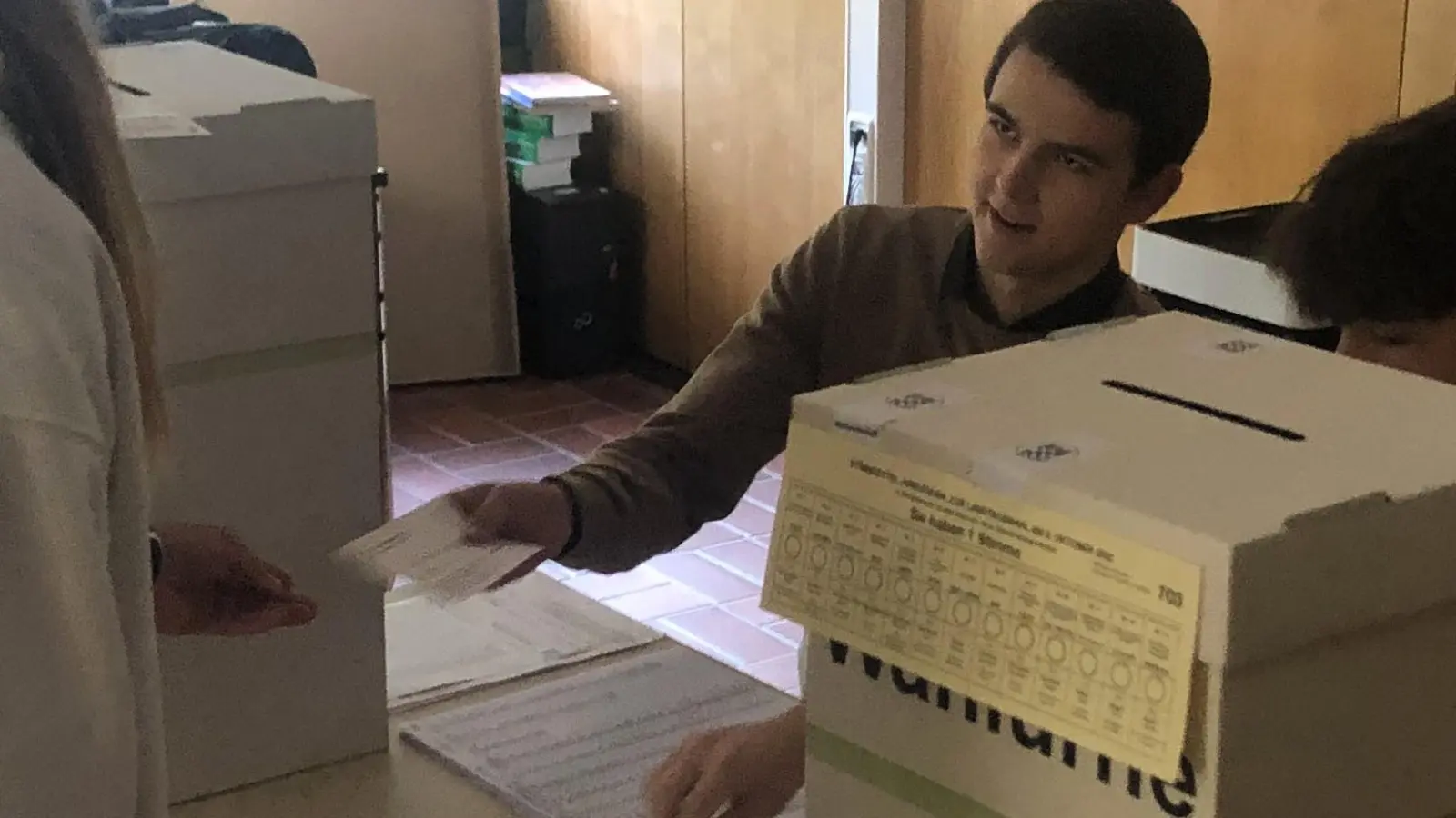 <b>Bei der Ausgabe</b> der Stimmzettel für die Juniorwahl am Aichacher DHG wurden von den Wahlhelfern Wählerverzeichnis, Wahlbenachrichtigung und Ausweis penibel überprüft.  (Foto: Collin Lay)