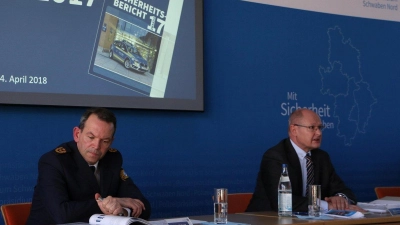 Marco Böck, Leiter des Bereichs Verbrechensbekämpfung (rechts), stellte zusammen mit Polizeipräsident Michael Schwald die Kriminalstatistik für Nordschwaben vor. (Foto: Janina Funk)