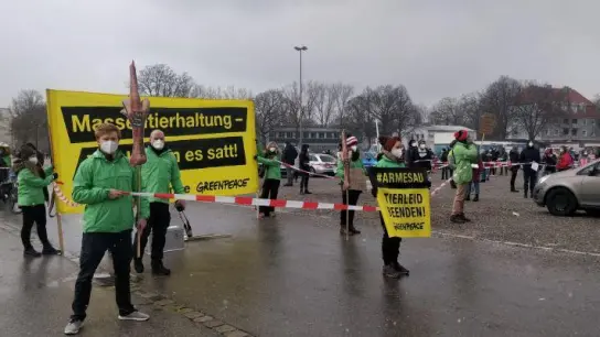 Gegen Tierleid: Rund 600 Augsburger beteiligten sich an einer Demonstration auf dem Augsburger Plärrer-Gelände. Sie wollen den Druck auf die Politik erhöhen, sich an die Umsetzung der Klimaziele zu machen. (Foto: Kristin Deibl)