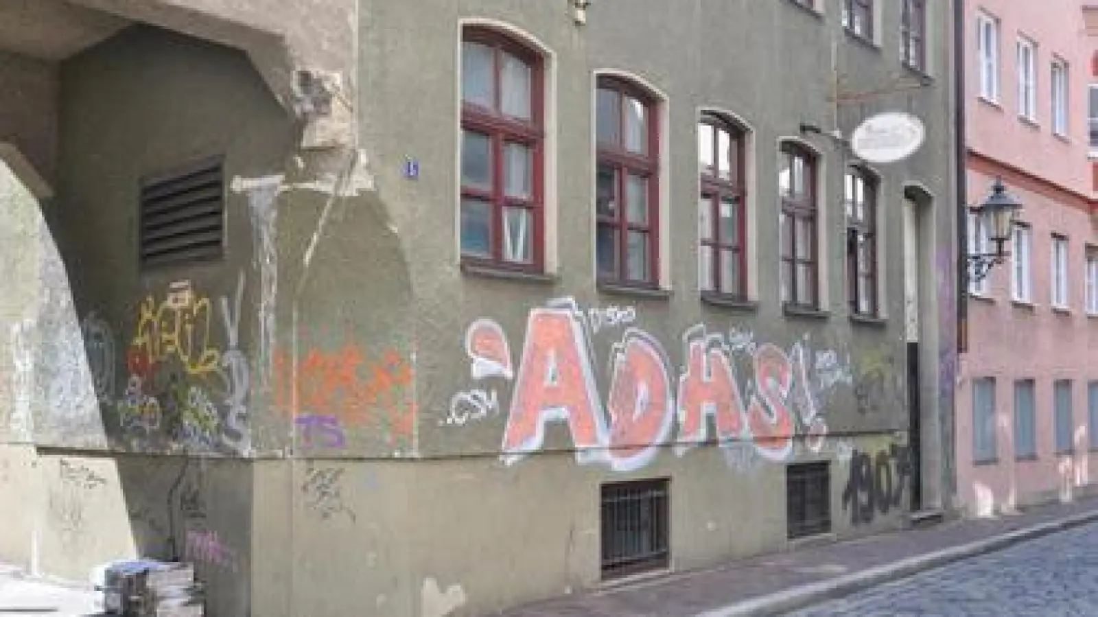 Besonders in der Altstadt   haben es viele Hausbesitzer inzwischen aufgegeben, Graffitis von ihren Wänden zu entfernen. Dem will die Stadt nun entgegenwirken.	Foto: Paul Hoffmeister (Foto: Paul Hoffmeister)