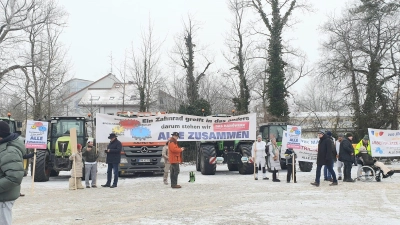 <b>Gemeinschaftsaktion:</b> Auch Handwerker und Transportunternehmen sowie Metzger und Bäcker unterstützen die Protestaktion der Landwirte in Dachau. (Foto: Franz Hofner)