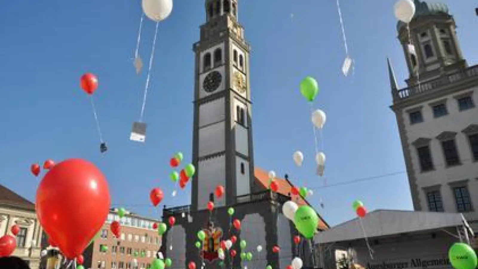 Beim letzten Glockenschlag   lassen die Kinder stündlich ihre Luftballone steigen.	Foto: Markus Höck (Foto: Markus Höck)