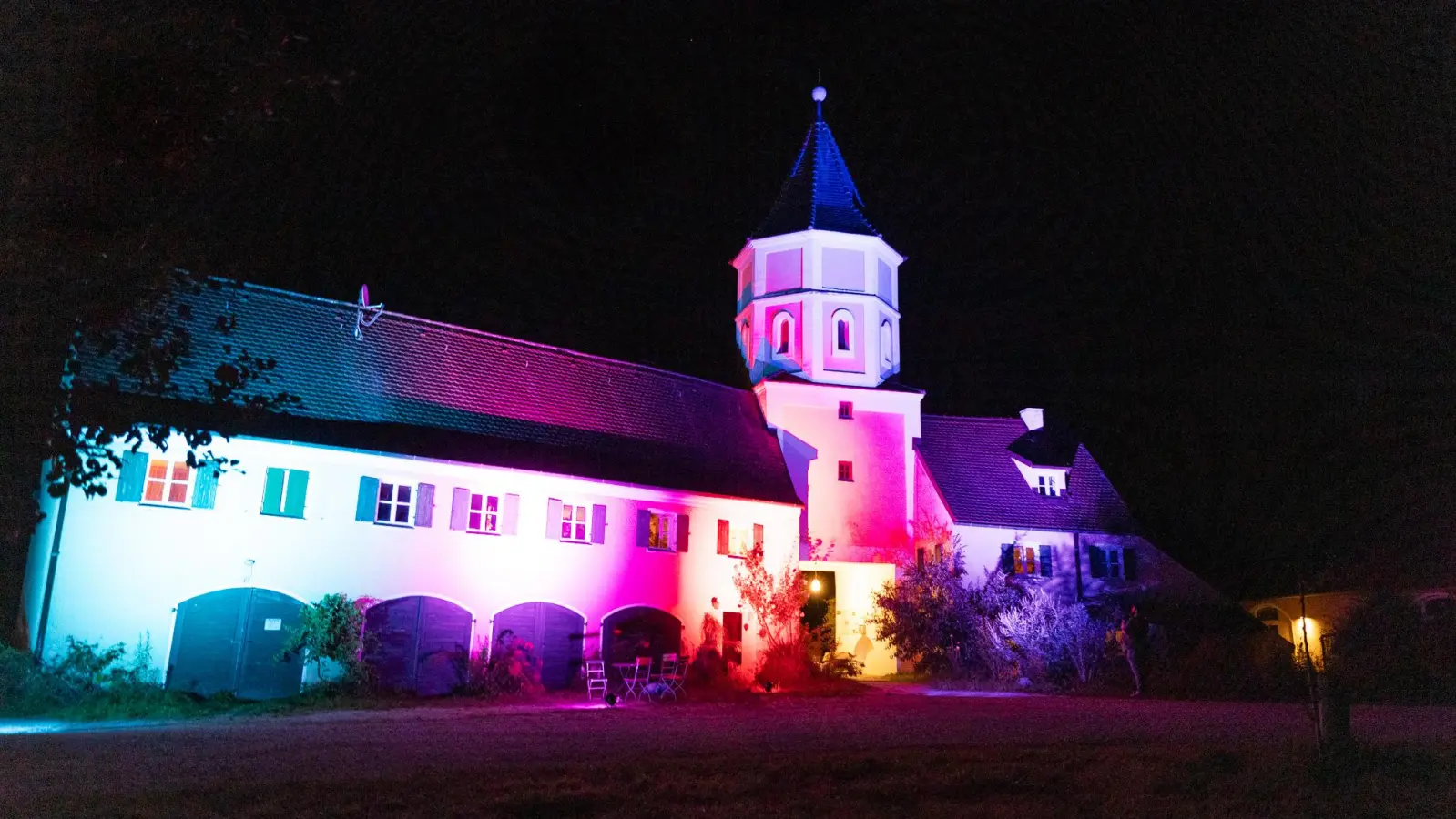 <b>In Regenbogenfarben</b>erstrahlen beim Lichterfest in Blumenthal die Gebäude im Innenhof des historischen Schlossensembles.  (Foto: Benedikt Frommer)