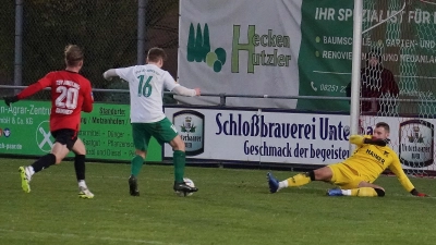 <b>Klassisch ausgekontert</b> wurde der TSV Aindling in der ersten Halbzeit. Torwart Robin Scheurer (rechts) versuchte den Rückstand zu verhindern, der Jetzendorfer Niklas Schröder spielte ihn aber aus und traf zur Führung.  (Foto: Siegfried Kerpf)