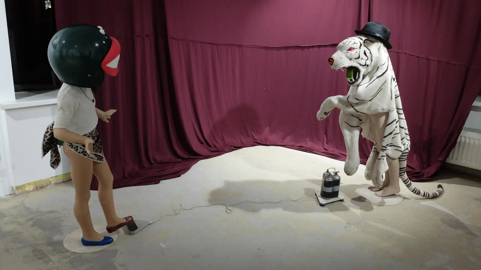 <b>”It&#39;s time to make a move”</b> heißt eine Installation mit einem weißen Tiger und einer Mädchenfigur. (Foto: Nayra Weber)
