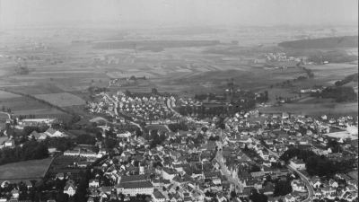<b>Aichach im Jahr 1957</b>. Eines von den 13 Luftbildern im neuen Kalender des Stadtmuseums. (Foto: Stadtarchiv Aichach, Luftbildverlag Bertram)
