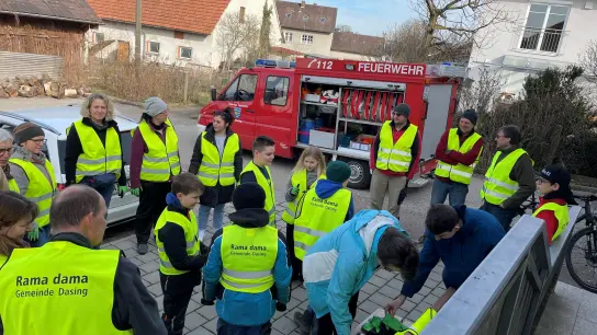Los geht&#39;s zum Aufräumen: In Laimering trafen sich die Helfer am Feuerwehrhaus. Dort wurden sie auch mit der nötigen Ausrüstung versehen.  (Foto: Nell)