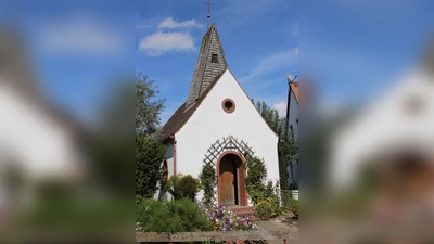 Im Jahre 1965 erfolgte der Neubau der Kapelle mit einem mit Holzschindeln eingedeckten Kirchturm und einem verkehrssicherem Standort. (Foto: Anton Ostermair)