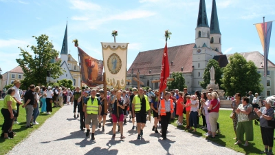 <b>Mit Fahne, Bannern und Kreuzen</b> an der Spitze des Zuges der Gruppe 3 zogen die Wallfahrer über den Kapellplatz in die Altöttinger Basilika ein. (Foto: Ernst Treml)