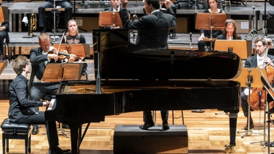 Evgeny Konnov und die Augsburger Philharmoniker. (Foto: Jan-Pieter Fuhr)