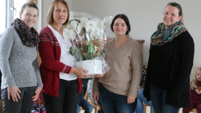 Gertraud Altmann (zweite von links) bekam zum Abschied von den Elternbeirätinnen (von links) Veronika Schmid, Lisa Wittmann und Julia Stolz ein Geschenk. <br> (Foto: Alice Lauria)