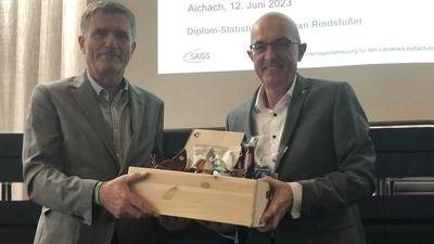 <b>Abschied nach Jahren</b> gemeinsamer Arbeit und gegenseitiger Wertschätzung: Bernd Rickmann (links) und Landrat Dr. Klaus Metzger. (Foto: Dr. Berndt Herrmann)