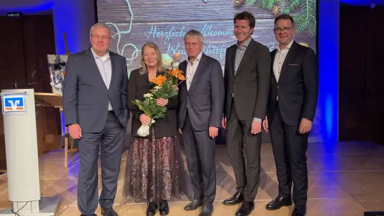<b>Karl-Heinz Hempel</b> (Dritter von links) mit seiner Ehefrau Elisabeth und den Bankvorständen Thomas Höbel (links), Klaus Berger und Johann Schöpfel (rechts).  (Foto: VR Bank)