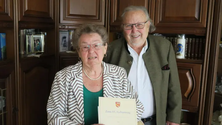 <b>Zum 85. Geburtstag</b> nahm Elfriede Gleixner die Glückwünsche von Vize-Bürgermeister Adi Doldi entgegen. (Foto: Josef Ostermair)