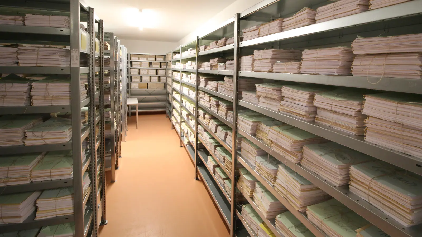 <b>Hunderttausende Urkunden</b> sammeln sich im begehbaren Safe. Das Aichacher Notariat ist eines der wenigen in Bayern mit eigenem Archiv. Vorteil: Sämtliche Urkunden der vergangenen 100 Jahre sind sofort verfügbar. Das spart Zeit bei Amtsvorgängen. (Foto: Wolfgang Glas)