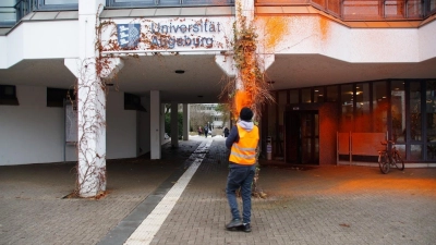 Gegen 13.45 Uhr sprühten die Aktivisten die Farbe an das Gebäude der Augsburger Universität. (Foto: Letzte Generation)
