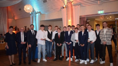 <b>Den Sonderpreis</b> in der Kategorie Jugend erhielten die C-Junioren der Handballabteilung des TSV Aichach um das Trainerteam Oli Atzkern, Katja Walther und Steffen Grimm. (Foto: Thomas Weinmüller)