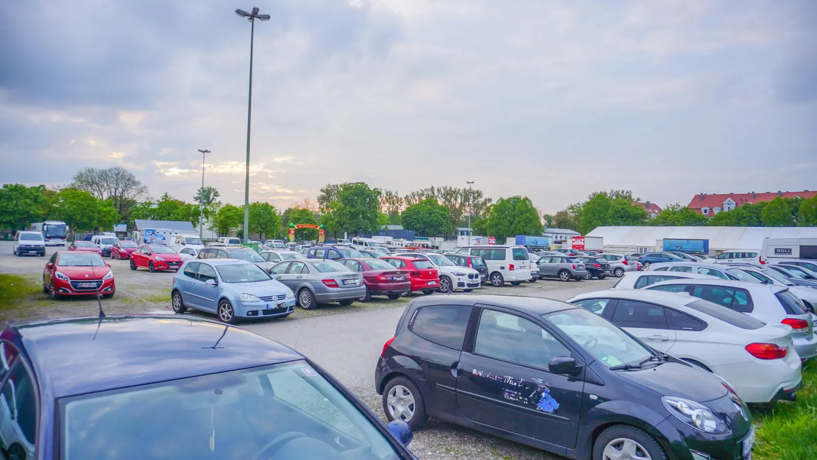 Der Plärrer-Parkplatz mit seinen etwa 300 Stellplätzen könnte gebührenpflichtig werden.  (Foto: Maximilian Tauch)