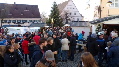 <b>Teilweise dicht gedrängt</b> standen die Besucher beim Altomünsterer Christkindlmarkt. (Foto: Gisela Huber)