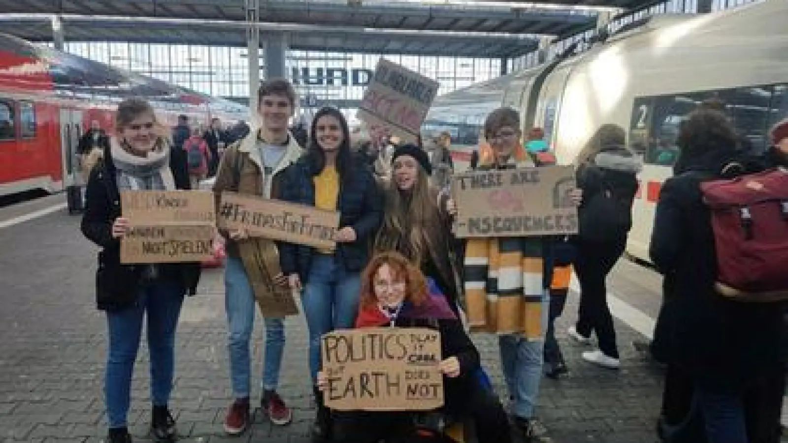 Unter dem Motto „Fridays for Future”  gehen weltweit Schüler für den Klimaschutz auf die Straße. Die 17-jährige Lisa Rast aus Obergriesbach (kniend) war bereits mehrere Male bei Demonstrationen in München dabei.	Foto: privat (Foto: privat)