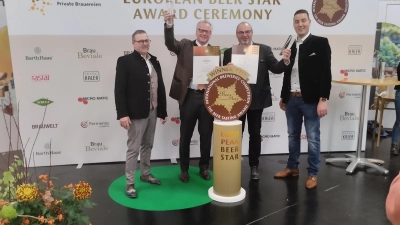 <b>Auszeichnung für die Schlossbrauerei Unterbaar</b> (von links): Georg Rittmayer, Freiherr Groß von Trockau, Albert Eberle von Koblinski und Martin Schimpf. (Foto: Katrina Schneeberger (Brauerei Unterbaar))