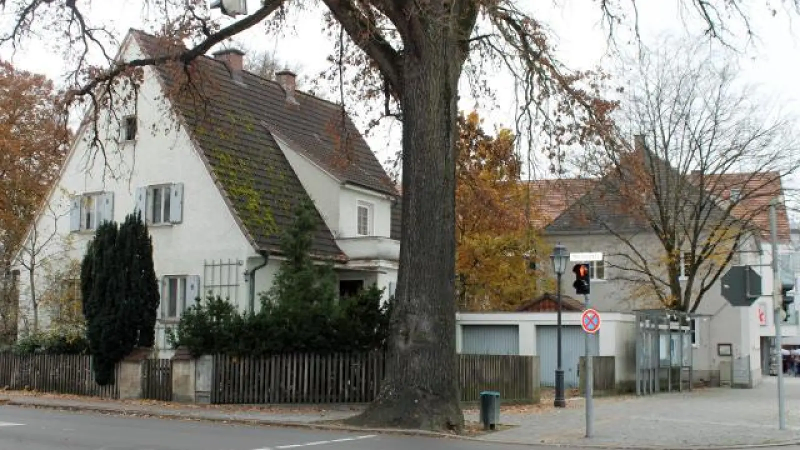 Das Rehmböck-Haus (links) und das Gebäude Tandlmarkt 10 (rechts) werden mittelfristig abgerissen.