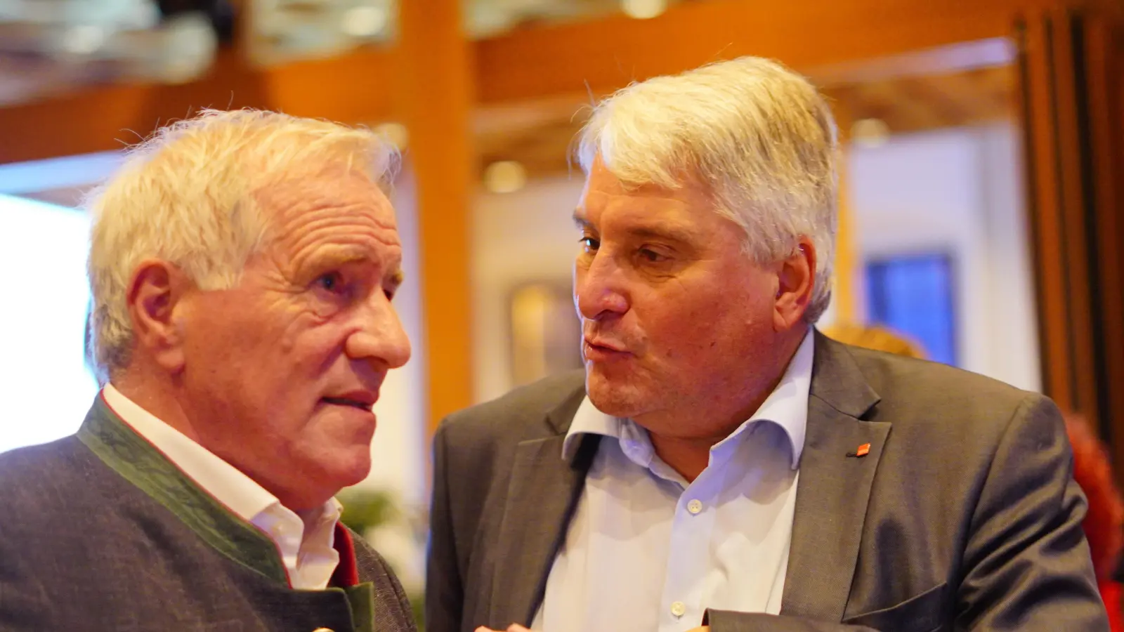 Sie sind nicht mehr dabei: Johannes Hintersberger (links) war viele Jahre für die CSU im Landtag, Harald Güller für die SPD. Beide hatten sich vor der Wahl entschieden, nicht mehr zu kandidieren, und so konnten sie das Wahlergebnis am Sonntag mit einiger Distanz beobachten. (Foto: Maximilian Tauch)