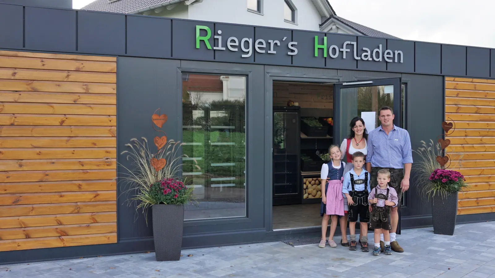 <b>Stefanie und Johanes Rieger</b> mit den Kindern, Katharina, Jakob und Anton (von links) vor ihrem neueröffneten Hofladen in Bergen.  (Foto: Sofia Brandmayr)