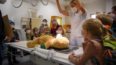 Am Buß- und Bettag dürfen die Mitarbeiter des Uniklinikums ihre Kinder mit zur Arbeit bringen. Dort gibt es Programm wie eine Führung durch die Teddybär-Klinik. (Foto: Diana Zapf-Deniz)