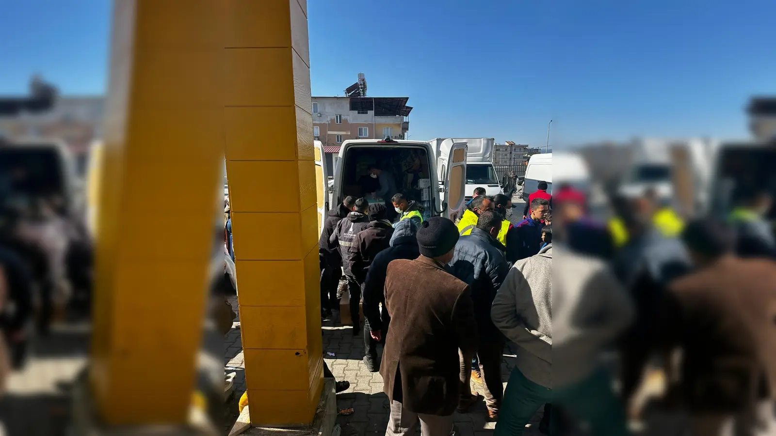 <b></b>Über 32 Tonnen Hilfsgüter<b></b> haben die Mitglieder des Transports aus Aichach ins Erdbebengebiet in der Türkei gebracht. (Foto: Tolga Buldu)