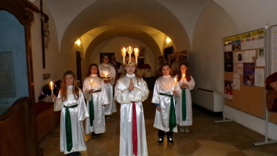 <b>Mit ihrem Lied</b> „Santa Luzia“ zogen die Mädchen in die Altomünsterer Pfarrkirche ein.  (Foto: Gisela Huber)
