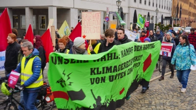 Im Anschluss an die Kundgebung zog die Demonstration in einem Zug über die Maximilianstraße, durch die Innenstadt und zurück zum Rathausplatz. (Foto: Maximilian Tauch)