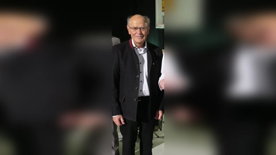 <b>Josef Mederer</b> wurde am Freitag 75 Jahre alt. Das Foto zeigt ihn, als er jüngst bei der Verleihung der Musiker-Leistungsabzeichen in Markt Indersdorf dabei war.  (Foto: Josef Ostermair)