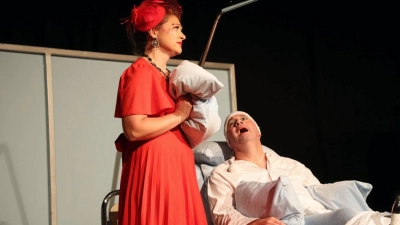 Eine gelungene Premiere feierte das Aichacher Volkstheater mit dem Stück „Der eingebildet Kranke” von Moliere (Foto: Erich Hoffmann)