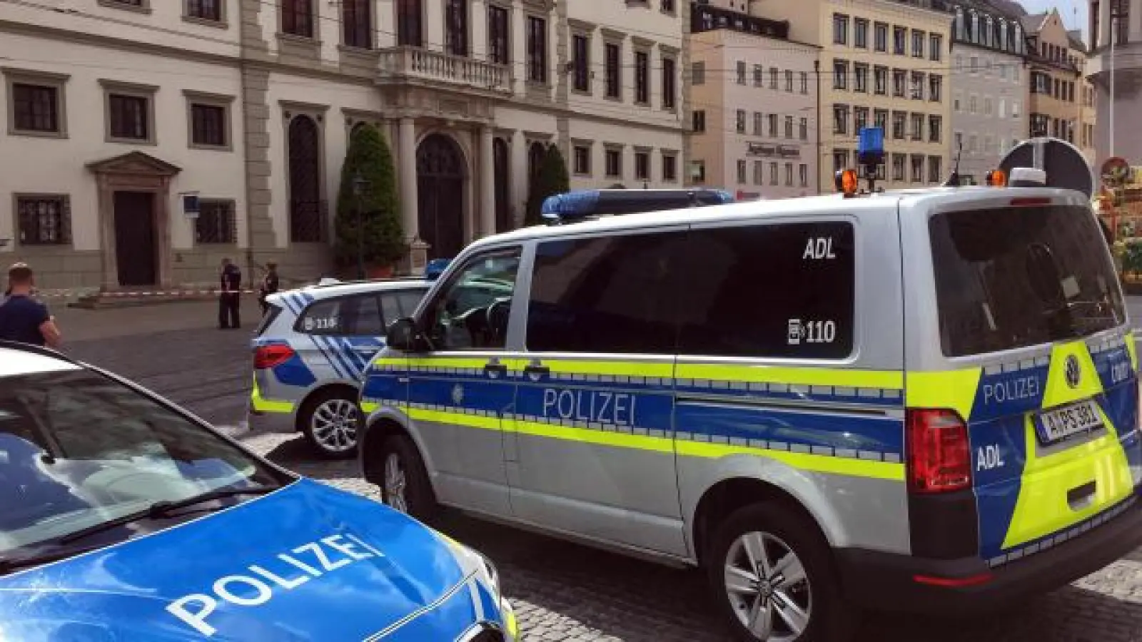 Nach einer Bombendrohung   gegen die Stadt Augsburg evakuierte die Polizei am Freitagvormittag das Rathaus.	Fotos: Markus Höck (Fotos: Markus Höck)