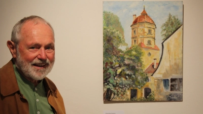 <b>Der Maler Willi Weisenhorn</b> mit einem der ausgestellten Bilder. Es zeigt das Obere Tor und die Freibank vor der Renovierung. (Foto: Berndt Herrmann)