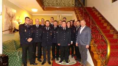 <b>Viele Feuerwehrmitglieder</b> wurden bei der Jahreshauptversammlung geehrt. Rechts im Bild Altomünsters Bürgermeister Michael Reiter.  (Foto: Gisela Huber)