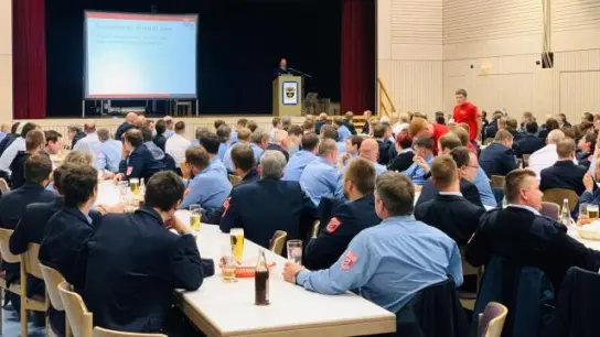 Die Kommandanten   der 96 Landkreis-Feuerwehren trafen sich in Merching. 	Foto: Kristina Billhardt (Foto: Kristina Billhardt)