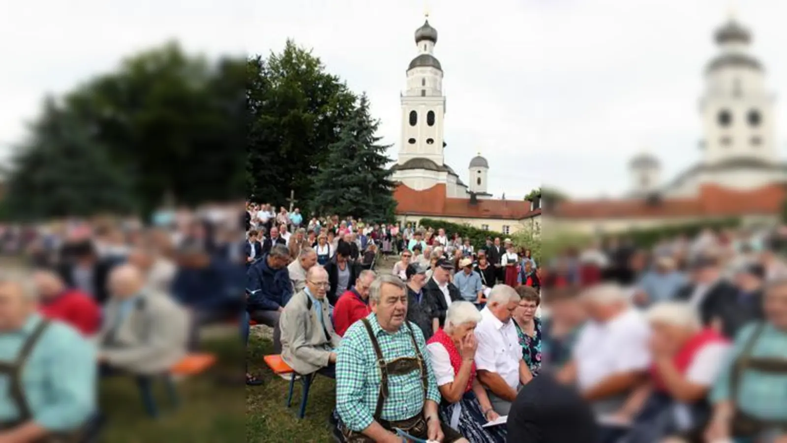 Im voll besetzten Sielenbacher Klostergarten   hielt die Bruderschaftsmesse Pater Bonifatius Heidel. 	Fotos: Alice Lauria (Fotos: Alice Lauria)