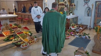 Erntedank in Altenmünster: Pfarrer Thomas Pfefferer segnet die mitgebrachten Erntekörbe. (Foto: Josef Thiergärtner)