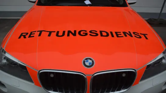 Der gerufene Rettungsdienst brachte den 51-Jährigen ins Uniklinikum Augsburg.  (Symbolfoto: David Libossek)