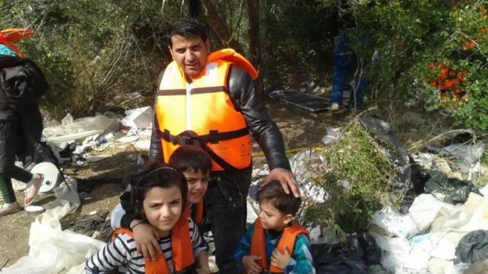 Kamiran Shecho   und seine drei Kinder Ibrahim, Muhammad und Fatima an der Küste von Izmir, bevor sie mit dem Schlauchboot Richtung Griechenland fuhren.	Foto: Privat (Foto: Privat)
