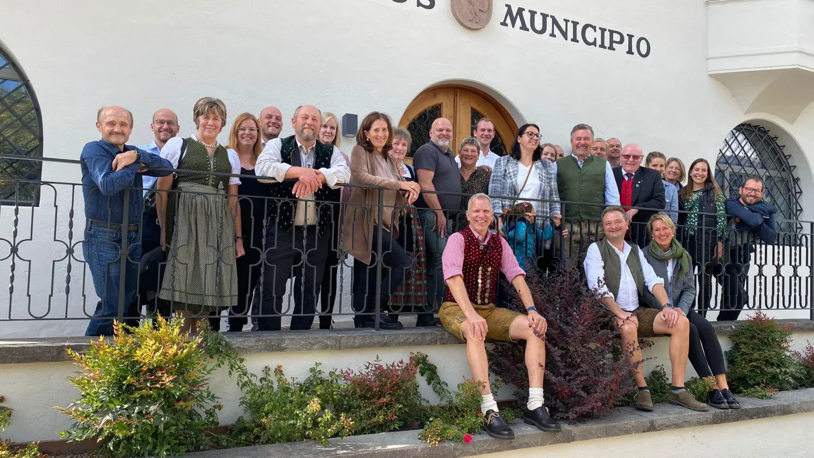 <b>Der Altomünsterer Gemeinderat</b> machte sich auf zu einem Besuch nach Tscherm mit Bürgermeisterin Astrid Kuprian (Bildmitte, neben Altomünsters Bürgermeister Michael Reiter). (Foto: Gisela Huber)