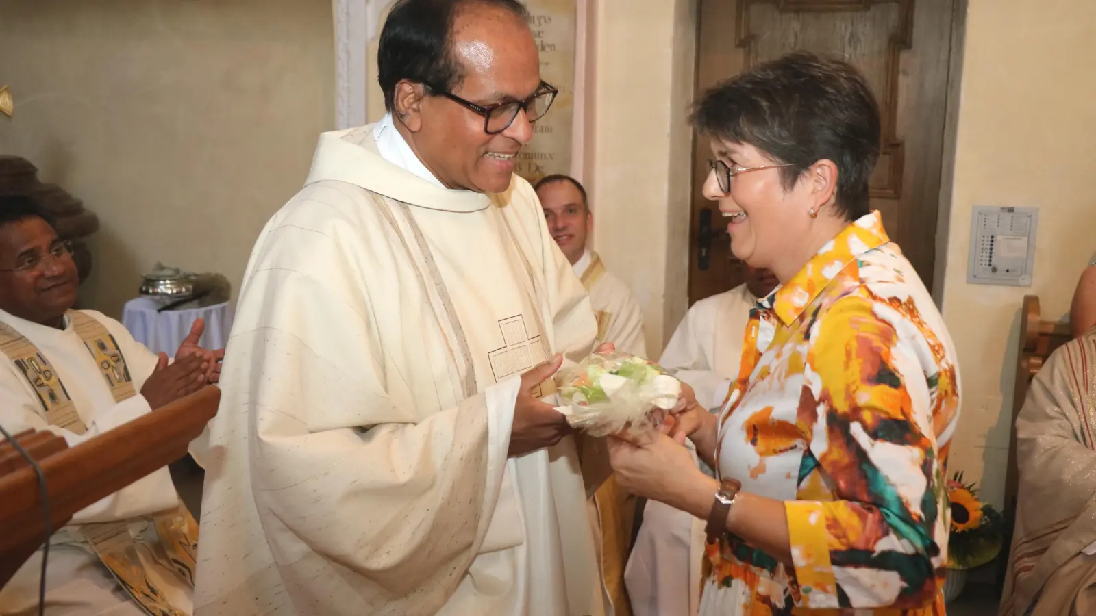  <b>Ein Willkommensgeschenk</b> erhielt Pater Thomas Payappan von der Pastoralratsvorsitzenden Susanne Pfundmeir. (Foto: Josef Abt)