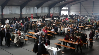 <b>Mehrere hundert Gäste</b> sind am Sonntagnachmittag nach Kühbach gekommen, um für die Erdbebenopfer in der Türkei zu spenden. (Foto: Bastian Brummer)