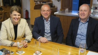 <b>Hilgertshausens CSU-Chef</b> Hubert Oberhauser (Mitte) holte die Bundestagsabgeordnete Katrin Staffler und Bürgermeister Markus Hertlein an den Redner-Tisch.  (Foto: Josef Ostermair)