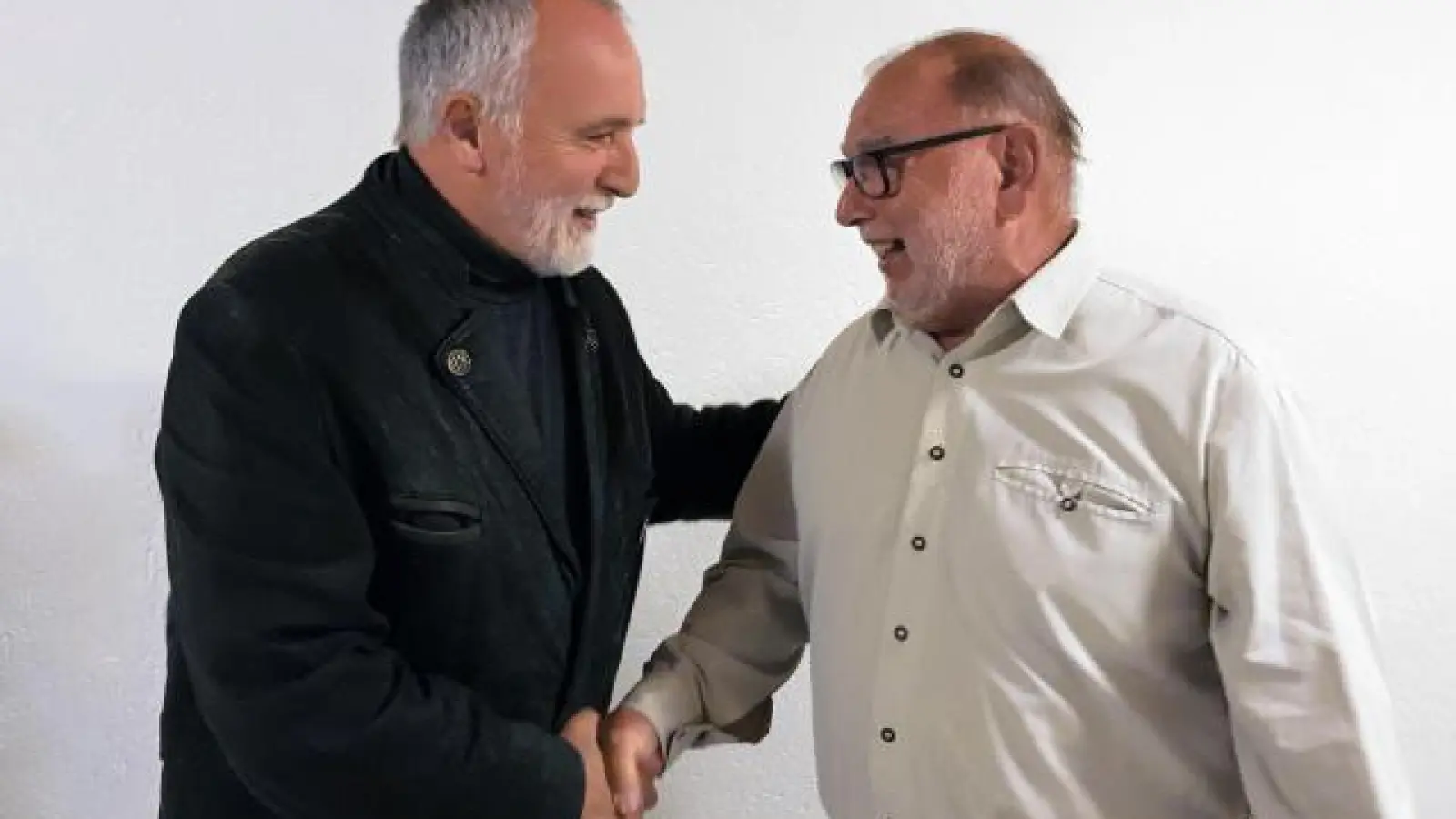 Mit einer Enthaltungsstimme   wurde Harald Reiserer (links) zum neuen Schützenmeister gewählt. Er dankte seinem Vorgänger Manfred Horgai. 	Foto: Pia Reiserer (Foto: Pia Reiserer)