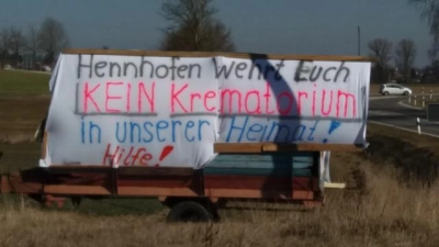 „Hennhofen wehrt euch”   fordert ein Banner nun in dem Altenmünsterer Ortsteil. Mit dem Protestwagen wollen sich Bürger öffentlich gegen den Bau eines Krematoriums aussprechen. 	Foto: Johann Rößle (Foto: Johann Rößle)