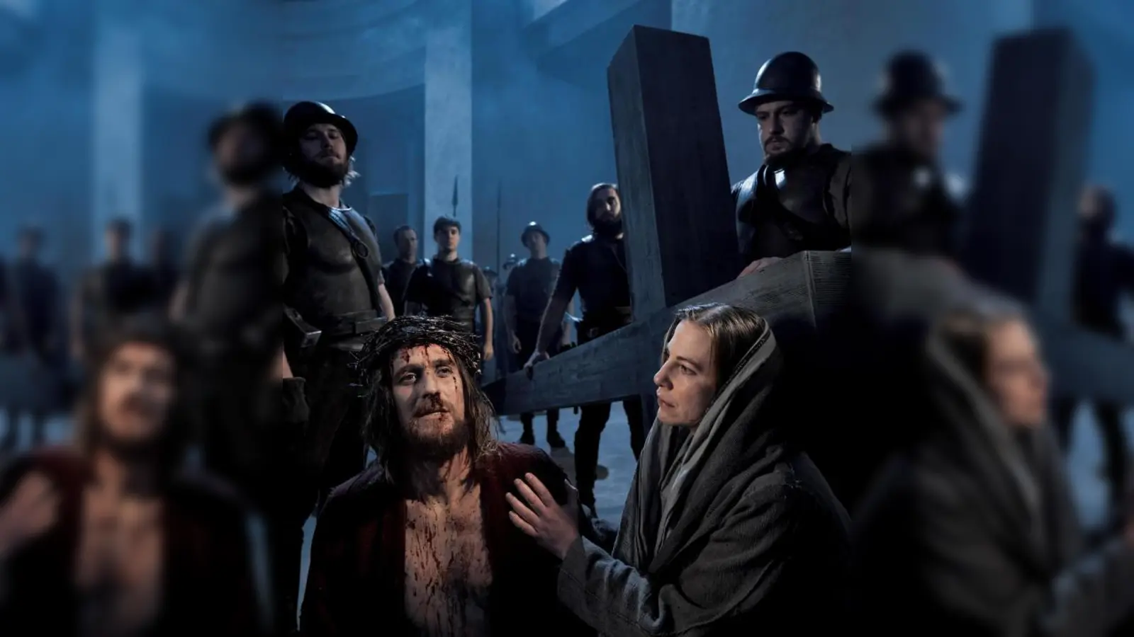 Zum zweiten Mal   spielt Frederik Mayet bei den Passionsspielen die Hauptrolle. Das Bild zeigt ihn mit Mutter Maria vor der Kreuzigung.