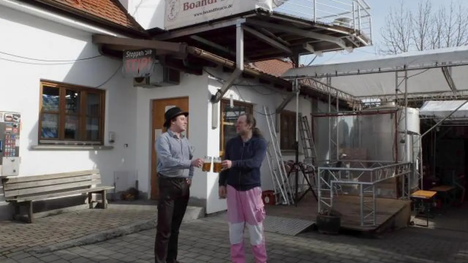 Der Berabecka Boandl-Bräu   steht ab sofort unter einer neuen Führung: Manfred „Manni” Fritsch (rechts) hat den Betrieb an Thomas Reißner übergeben. Der 30-Jährige ist bereits seit 2015 Teil des Teams der Oberbernbacher Brauerei und hat dort auch seine Ausbildung absolviert.    	Foto: Nayra Weber (Foto: Nayra Weber)
